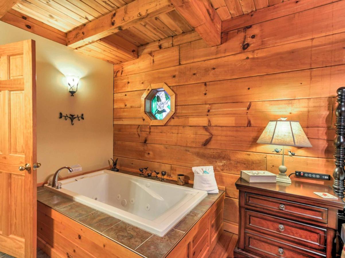 Cozy Nest Gatlinburg Cabin With Porch And Jacuzzi! Villa Esterno foto