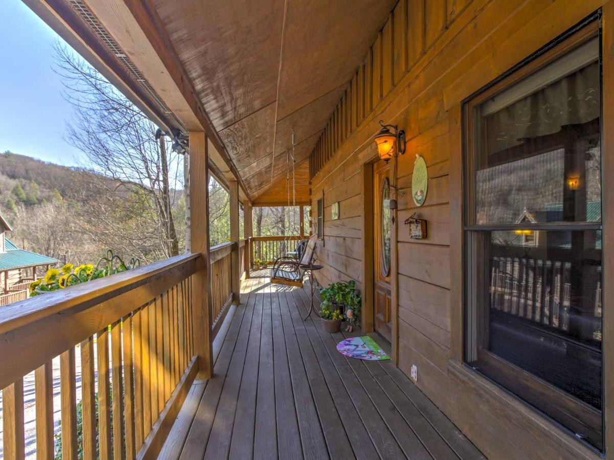 Cozy Nest Gatlinburg Cabin With Porch And Jacuzzi! Villa Esterno foto