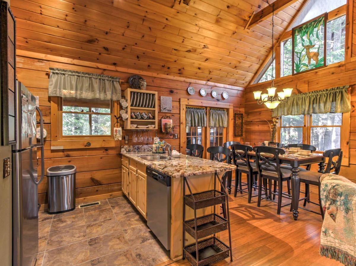 Cozy Nest Gatlinburg Cabin With Porch And Jacuzzi! Villa Esterno foto