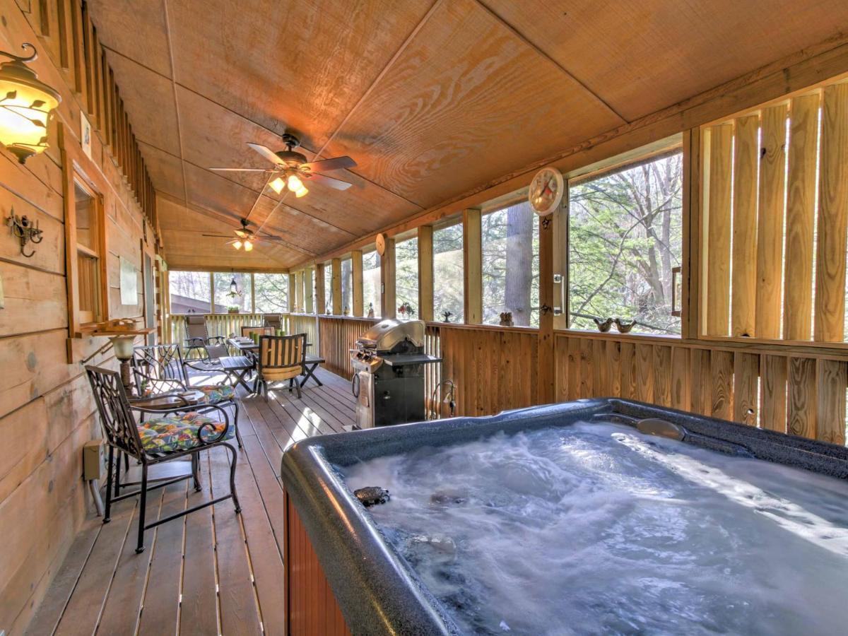 Cozy Nest Gatlinburg Cabin With Porch And Jacuzzi! Villa Esterno foto