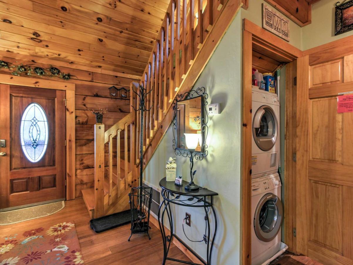 Cozy Nest Gatlinburg Cabin With Porch And Jacuzzi! Villa Esterno foto
