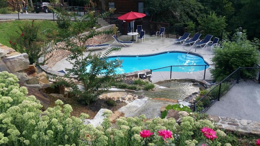 Cozy Nest Gatlinburg Cabin With Porch And Jacuzzi! Villa Esterno foto