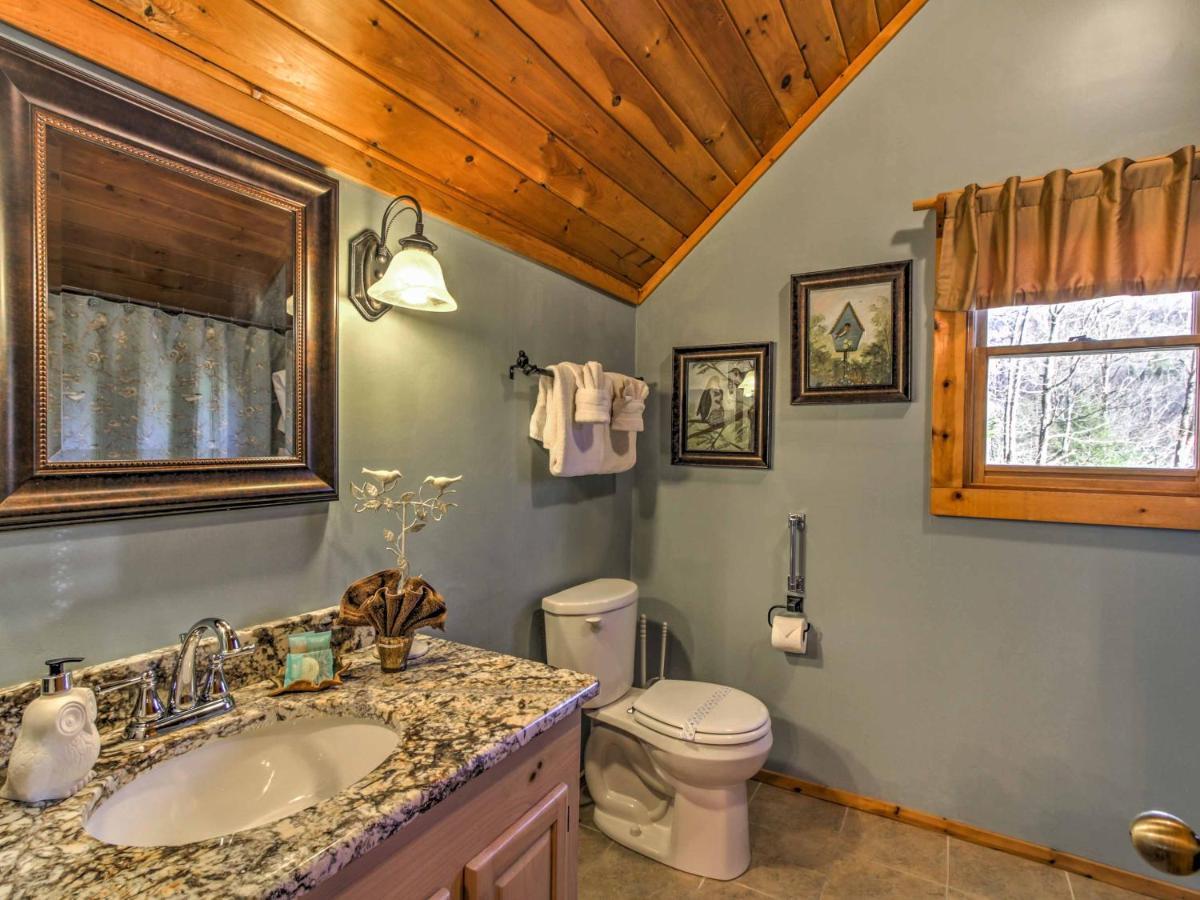 Cozy Nest Gatlinburg Cabin With Porch And Jacuzzi! Villa Esterno foto